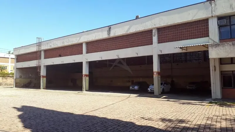 Fachada em toda a extensão, com os vãos do galpão