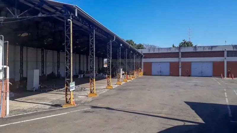 Área coberta de manobra e circulação