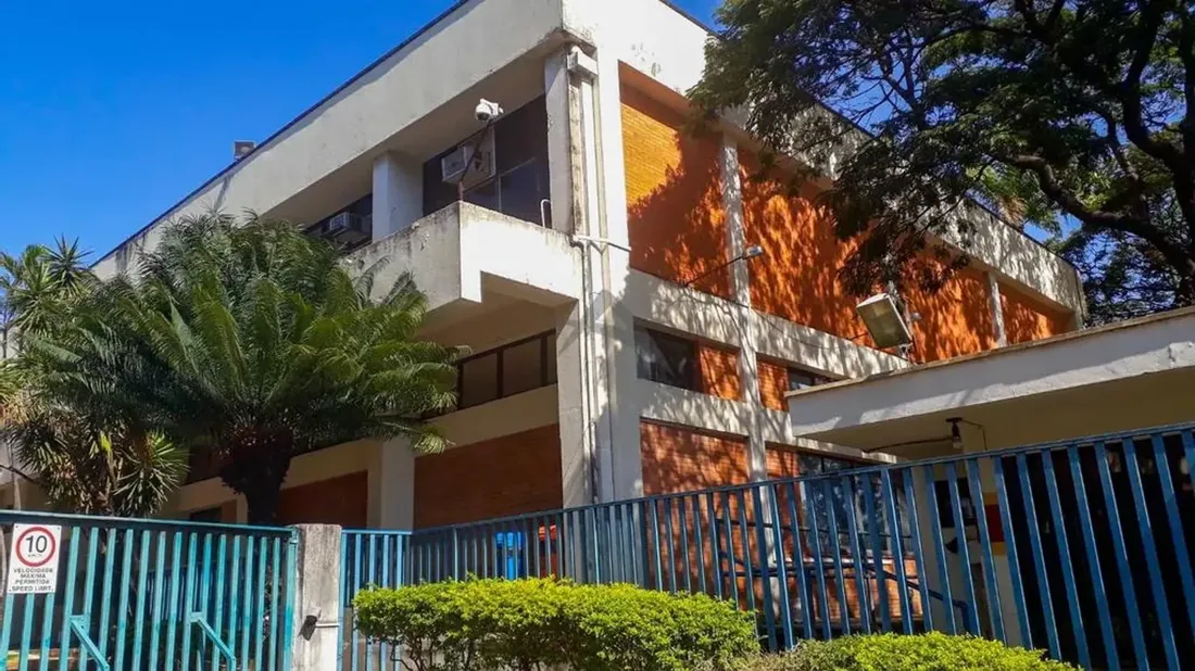 Fachada do galpão da Avenida das Amoreiras 2641, com portão de acesso