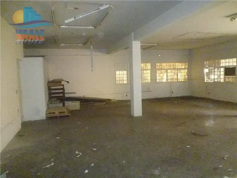 Interior de um dos barracões