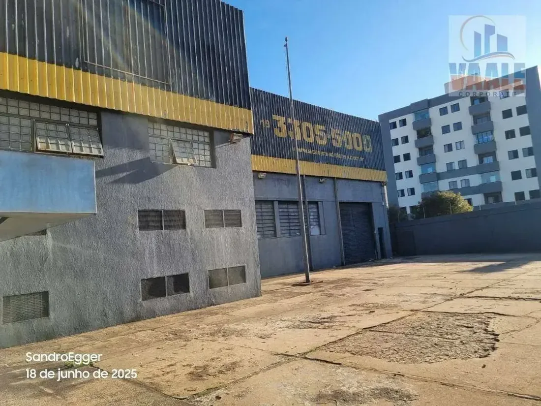 Fachada do galpão da Rua Jacy Teixeira Camargo, com pátio de concreto em frente