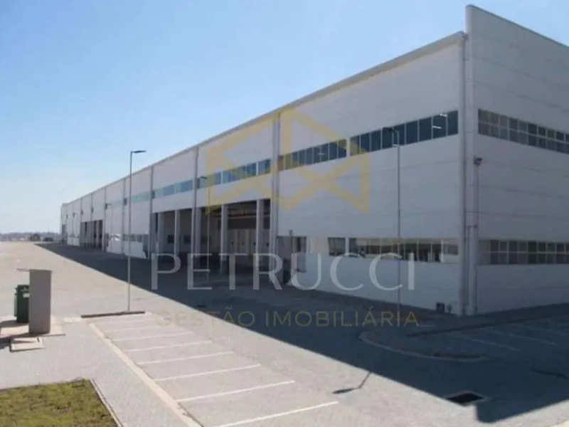 Fachada do galpão em toda a extensão, com as docas de carga